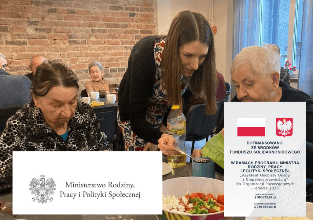 Asystentka pomagająca seniorkom przy przygotowywaniu posiłku oraz logotypy dofinansowania.