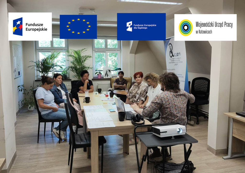 Grupa kobiet biorąca udział w spotkaniu szkoleniowym przy stole. Logotypy partnerów projektu.