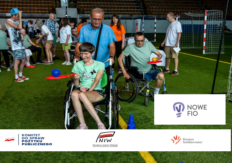 Osoby z niepełnosprawnościami na wózkach uczestniczą w zawodach sportowych. Logotypy partnerów.