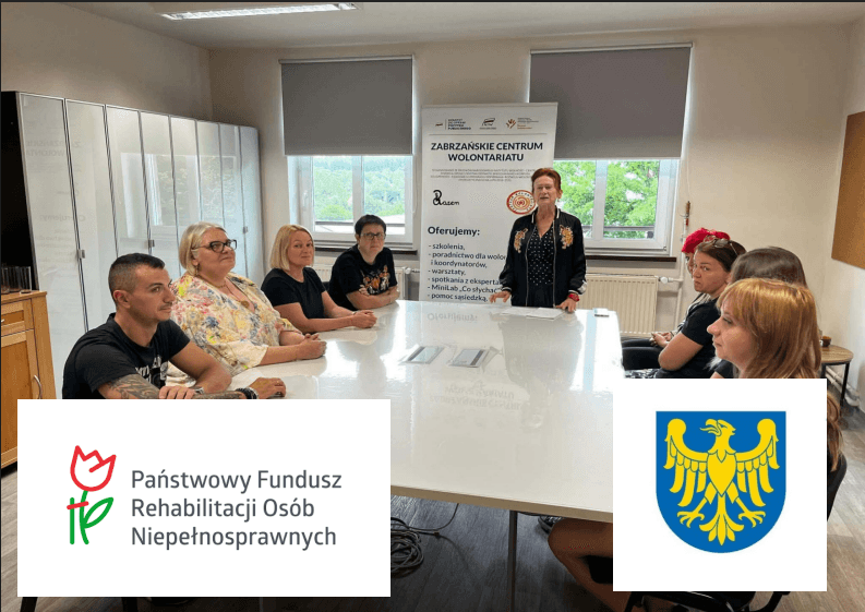 Spotkanie wolontariuszy przy stole w Zabrzańskim Centrum Wolontariatu oraz logo PFRON i Śląska.