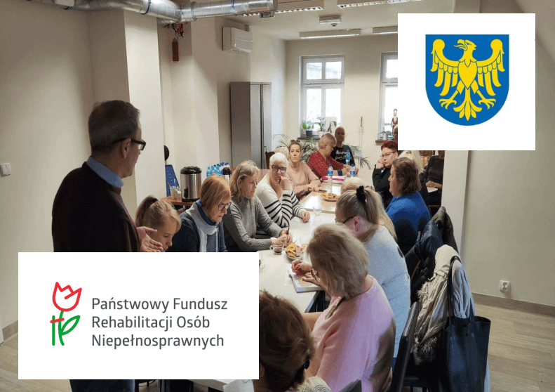 Spotkanie informacyjne w sali z logotypami: PFRON oraz herbem Województwa Śląskiego.