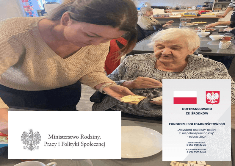 Opiekunka podająca posiłek seniorce oraz logotypy programu Asystent osobisty osoby z niepełnosprawnością.