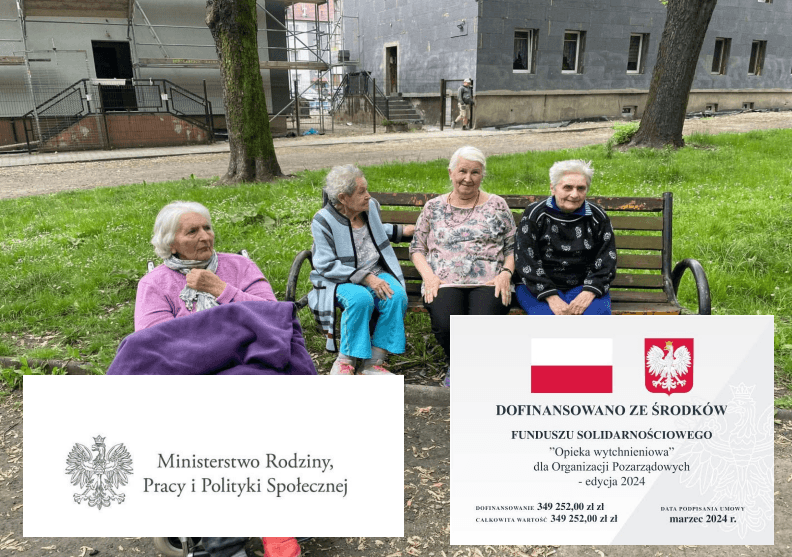 Seniorki odpoczywające na ławce w parku oraz logotypy dofinansowania Opieka wytchnieniowa.