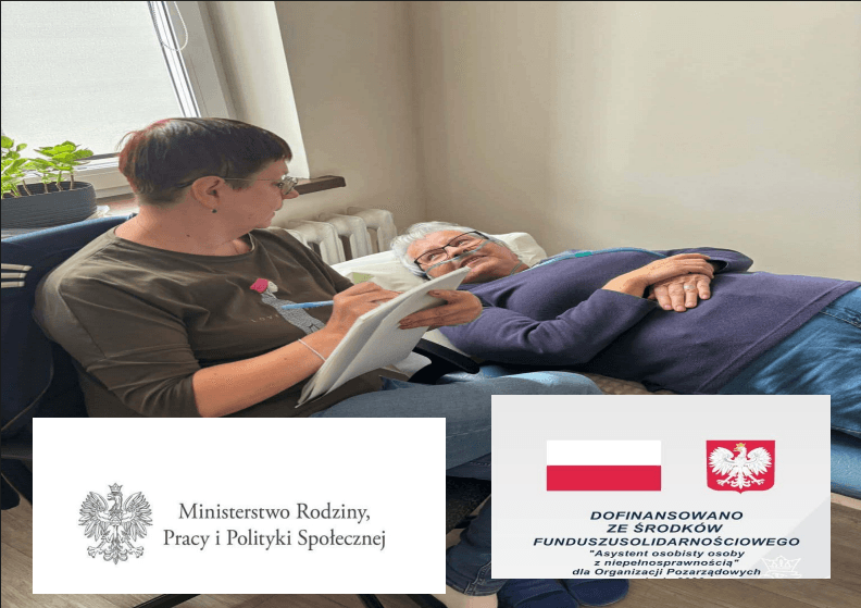 Asystentka notująca podczas rozmowy z leżącą seniorką korzystającą z wąsów tlenowych.