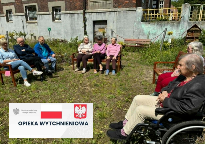 Osoby na ławkach i wózku inwalidzkim siedzą w ogrodzie.