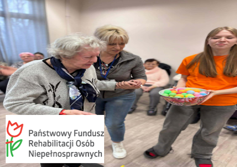 Seniorka bierze udział w ćwiczeniach z wolontariuszką trzymającą miskę z piłeczkami.