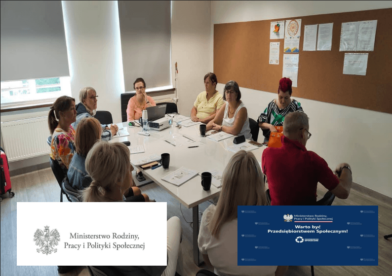 Uczestnicy szkolenia przy stole konferencyjnym oraz logotypy Ministerstwa i Przedsiębiorstwa Społecznego.