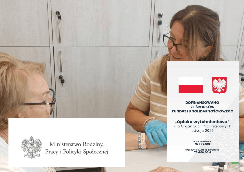 Kobieta wykonująca zabieg pielęgnacyjny seniorce oraz logotypy programu Opieka wytchnieniowa.
